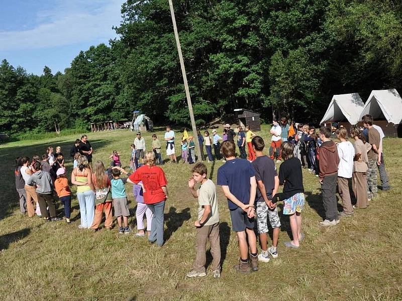 V táboře nedaleko Bohuslavic zažívají děti dobrodružství na Ostrově Robinsonů