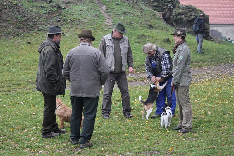 Na Plumlovský zámek se sjeli myslivci z celého okolí. Přilákaly je Hubertské slavnosti.