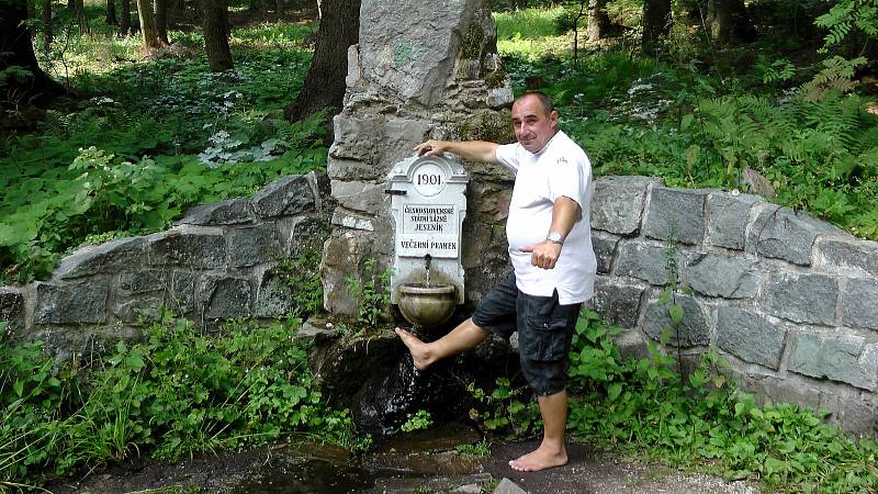 Jiří Pospíšil z Prostějova je nadšený bosochodec a tvůrce stovek turistických, historicky laděných, reportážních a a apokalyptických videí na youtube.