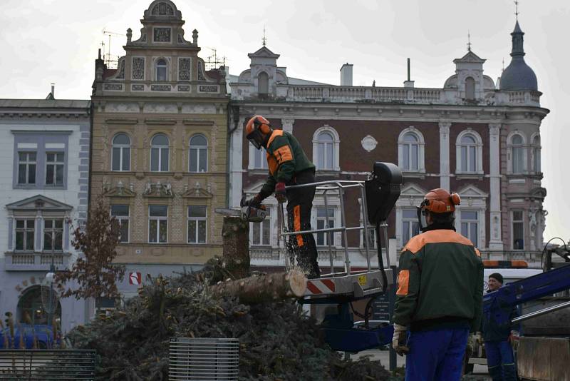 Z prostějovského hlavního náměstí zmizela vánoční dominanta, strom Horáček