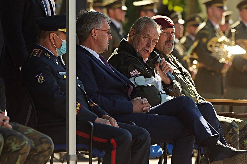 Slavnostní nástup 53.pPzEB při příležitosti propůjčení bojové zástavy 553. praporu bezpilotních prostředků za účasti prezidenta Miloše Zemana.