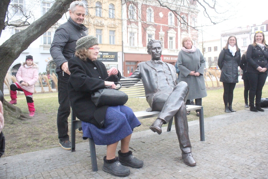 V Prostějově odhalili sochu Jiřího Wolkera. Sedí na lavičce - Prostějovský  deník