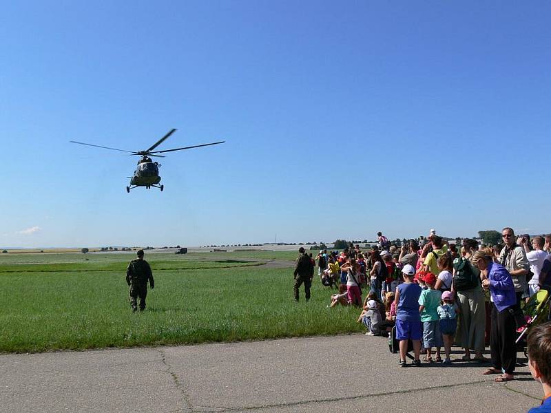 Den otevřených dveří 102. průzkumného praporu na prostějovském letišti