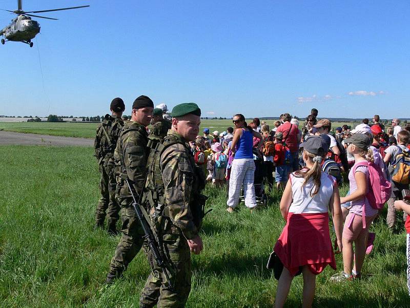 Den otevřených dveří 102. průzkumného praporu na prostějovském letišti