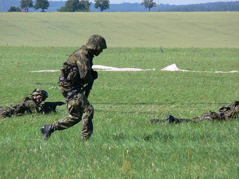 Den otevřených dveří 102. průzkumného praporu na prostějovském letišti