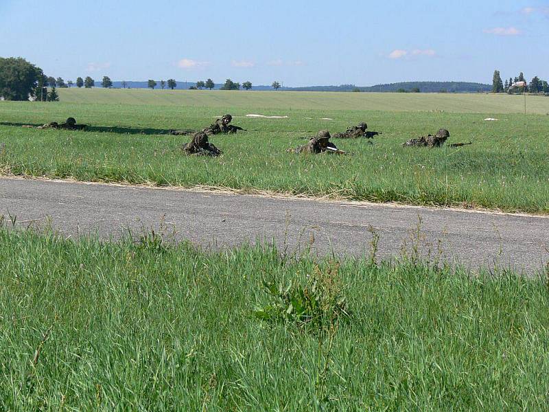 Den otevřených dveří 102. průzkumného praporu na prostějovském letišti