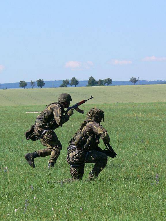 Den otevřených dveří 102. průzkumného praporu na prostějovském letišti