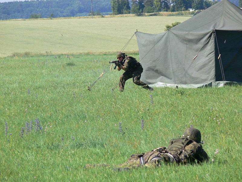 Den otevřených dveří 102. průzkumného praporu na prostějovském letišti