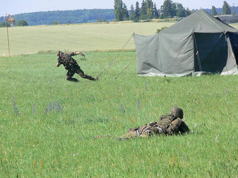 Den otevřených dveří 102. průzkumného praporu na prostějovském letišti