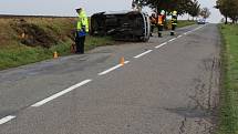 Řidička vlivem rychlé jízdy obrátila své auto na bok