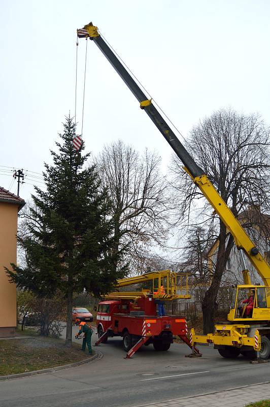 Instalace a rozsvícení vánočního stromu v Němčicích nad Hanou