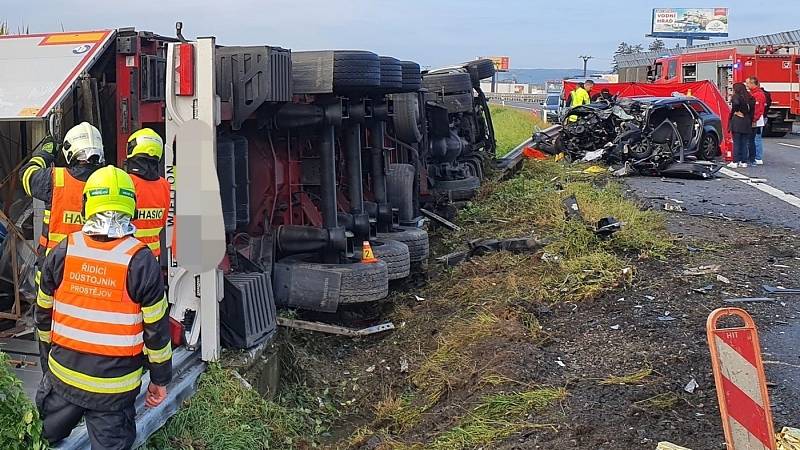 Tragická srážka osobního auta a kamionu na D46 v Prostějově, 23. září 2021
