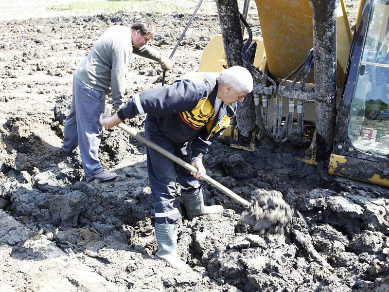 Uvízlý bagr na dně vypuštěné plumlovské přehrady