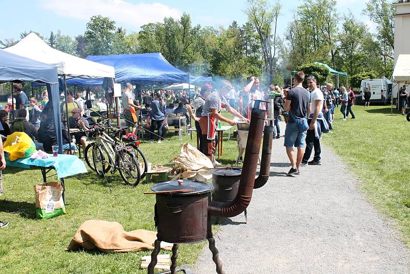 Happening s vůní guláše a hořkou chutí piva v prostějovských Kolářových sadech. 18.5. 2019