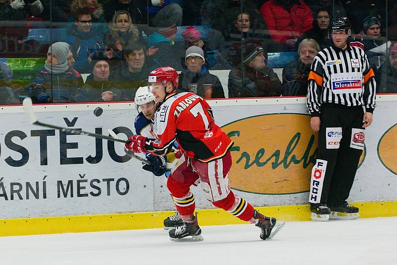 Hokejisté Prostějova (v červeném) zdolali Kladno po nájezdech 4:3 a snížili stav čtvrtfinálové série na 1:2.