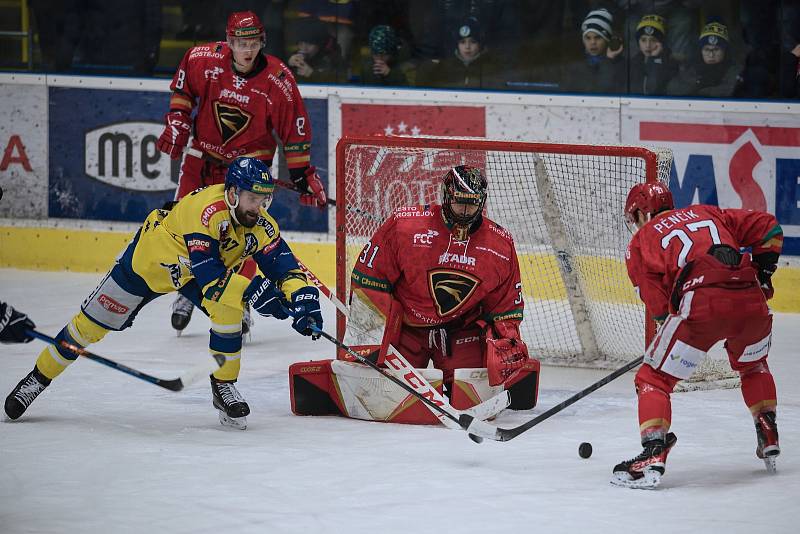 Hokejisté Přerova (ve žlutém) doma padli v derby s Prostějovem 0:3.