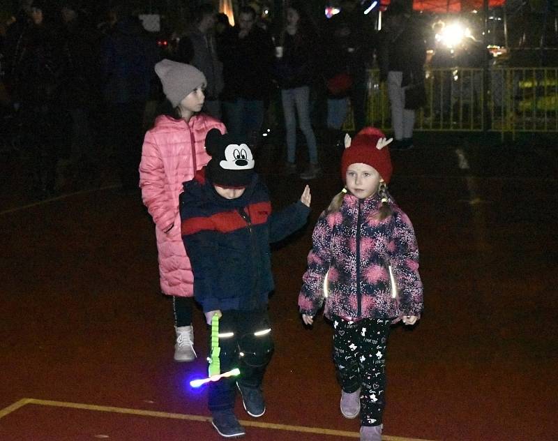 Mikulášská nadílka spojená s průvodem alpských čertů Krampusáků potěšila U Rockyho davy lidí. 4.12. 2022