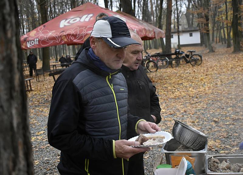 Zabíjačkové hody v prostějovském lesoparku Hloučela v bistru U Matesů, 13. 11. 2021