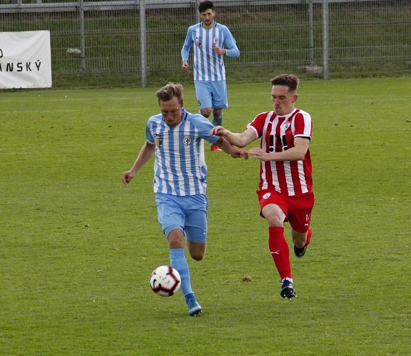 Fotbalisté Prostějova (v modro-bílém) porazili Vítkovice 4:1.