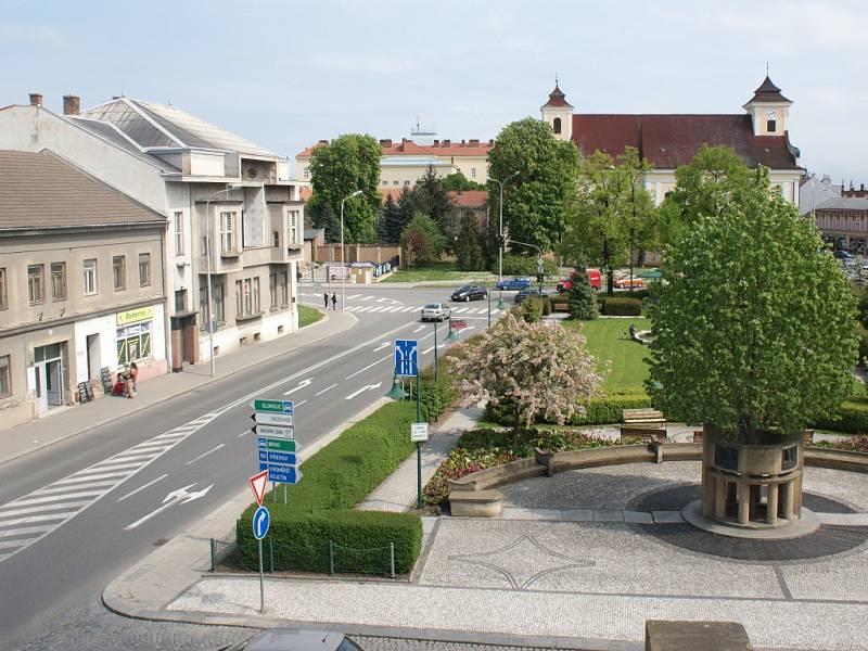 Vojáčkovo náměstí v Prostějově - pohled z balkonu nad vestibulem divadla