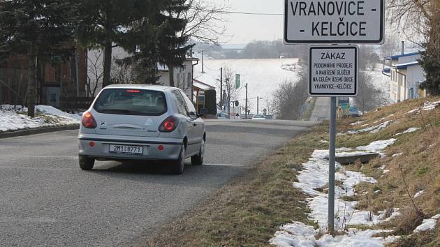 Obce se potýkají s podomním prodejem. Některé však podle hejtmanství porušují svými metodami zákon. Problematické je například upozornění zavěšené na dopravní značce.