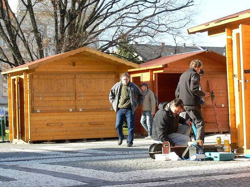 Stavba vánočních stánků na prostějovském náměstí