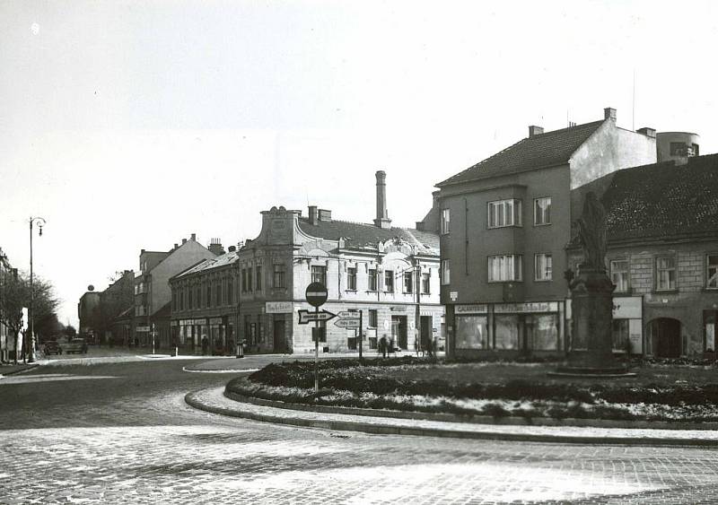 4. Do roku 1908 se v domě nacházela krejčovská továrna firmy M. a I. Madl.