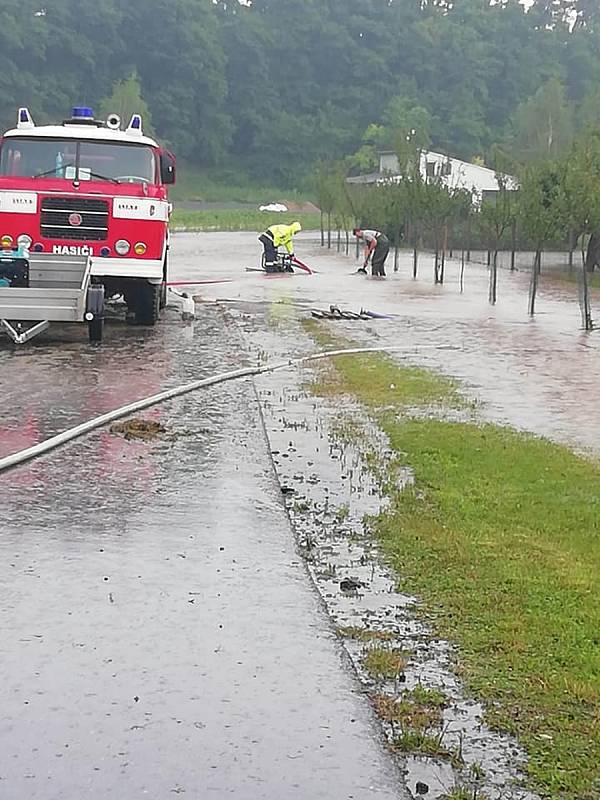 Pondělní bouřky a krupobití nadělalo v Tištíně pěknou paseku. 20.7. 2020