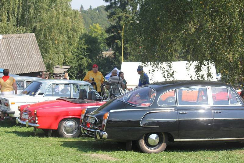 V plumlovském campu Žralok se o víkendu konalo 1. moravské setkání automobilů a motorek RVHP. Nadšenci a majitelé historických vozidel přijížděli do Plumlova z celé republiky, ti nejvzdálenější byli až ze slovenské Privevidze.