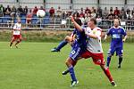 Fotbalisté 1.SK Prostějov (v modrém) v pohárovém duelu proti Zlínu