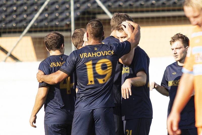 Fotbalisté Vrahovic (v černém) porazili Výšovice 3:2.