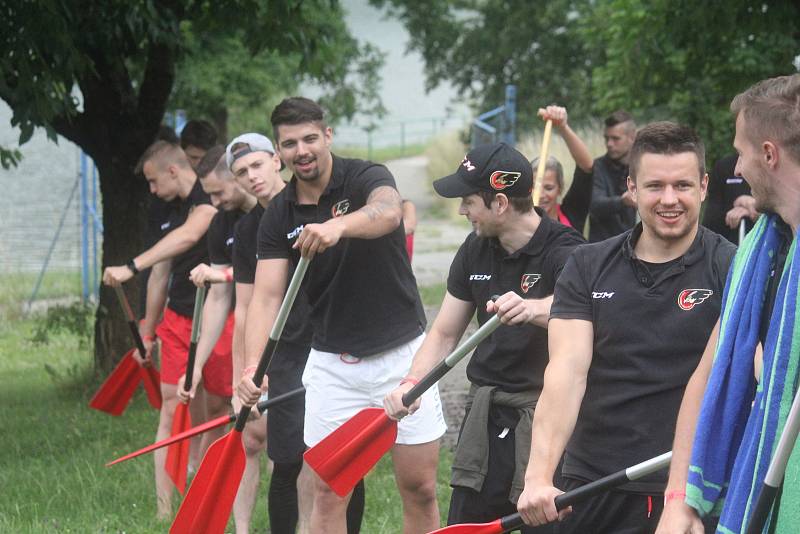 Hokejisté prostějovských Jestřábů si vyzkoušeli plavbu na dračí lodi s Rebelkami