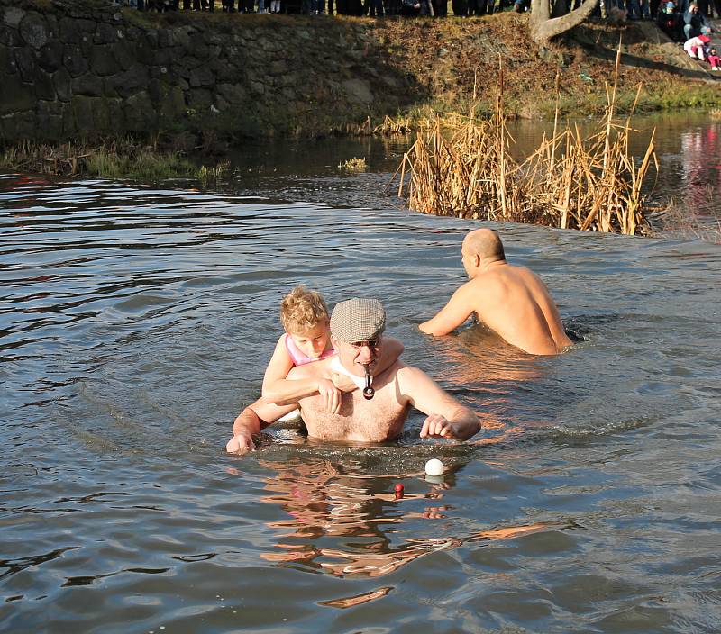 Jako v předchozích 36 letech, tak i letos se přesně v pravé poledne ponořilo do vody plumlovské přehrady nespočet otužilců. 24.12. 2019