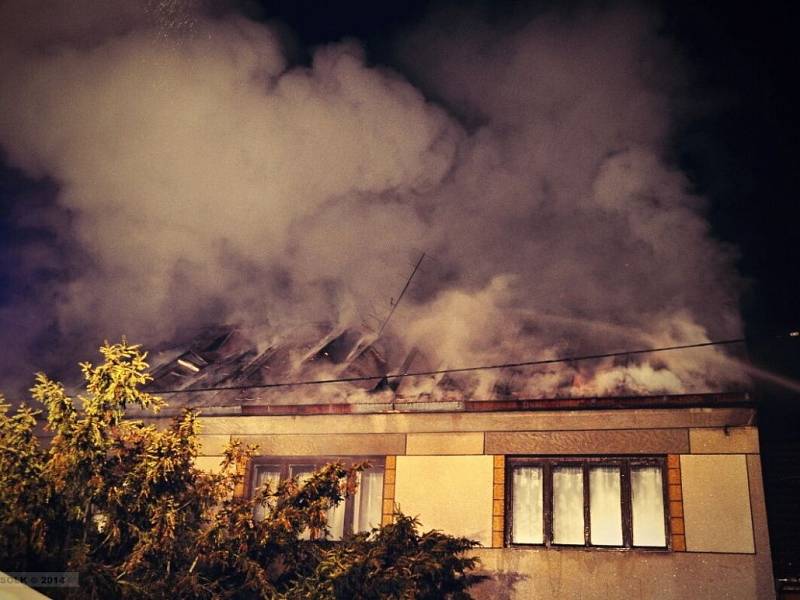 Požár střechy rodinného domu v Klopotovicích