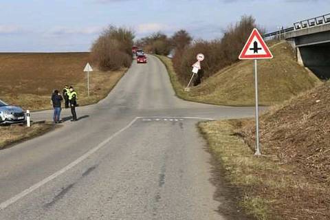 Neznámý pachatel na křižovatce na "staré" cestě z Prostějova do Olšan vyměnil značky přednosti v jízdě