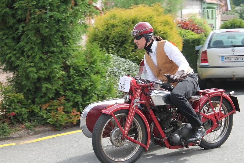 Přehlídka historických motorových vozidel v rámci soutěžní přehlídky Rallye na pohodu - z lázní do lázní. 18.8. 2019