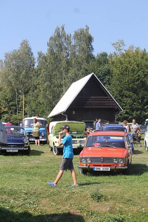 V plumlovském campu Žralok se o víkendu konalo 1. moravské setkání automobilů a motorek RVHP. Nadšenci a majitelé historických vozidel přijížděli do Plumlova z celé republiky, ti nejvzdálenější byli až ze slovenské Privevidze.