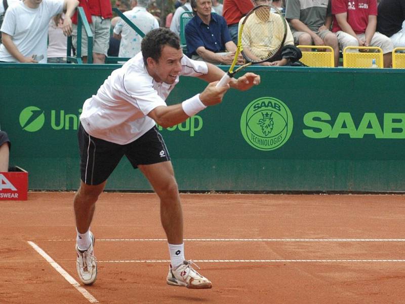 Slovenský tenista Dominik Hrbatý coby nasazená jednička UniCredit Czech Open 2007 vydřel postup do druhého kola.