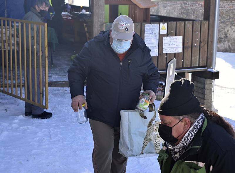 V konické Zámecké zahrádce se v sobotu konaly vepřové hody.