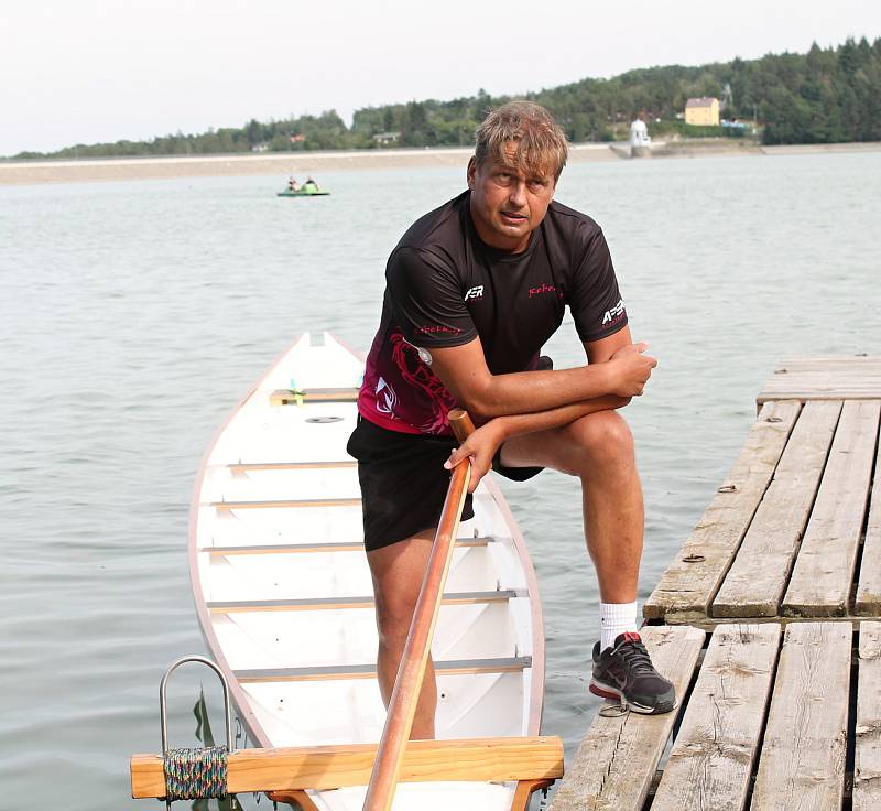 Někdejší druholigový fotbalista Prostějova Drahoš Zelina, řídí v současnosti od kormidla dračí loď.