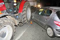 Řidič peugeotu narazil u Myslejovic do traktoru, pondělí 18. prosince 2023.