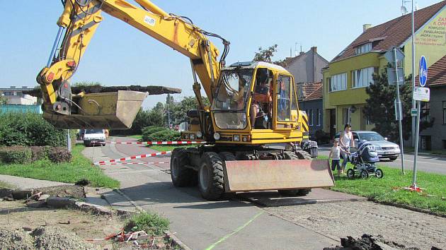 Stavba cyklostezky a cesty pro pěší u Olomoucké ulice směrem na Sladkovského