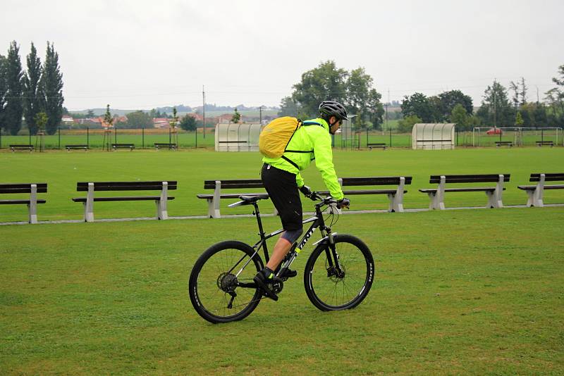 Deštivé počasí cyklistům nepřálo, přesto jich pár desítek na populární závod vyrazilo. 7.9. 2019