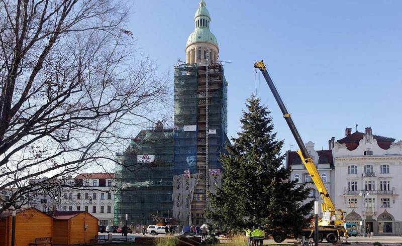 Instalace vánočního stromu na náměstí TGM v Prostějově