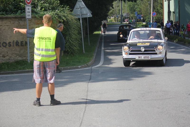 Na sto historických vozidel se v neděli před polednem sjelo do zámeckého parku v Čechách pod Kosířem. K vidění byly Pragy, Brouci, Auburny či Tatry.