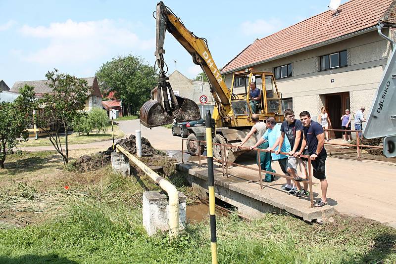 V Němčicích se vylila z břehů Žlebůvka a zaplavila na třicet domů. 14.6. 2019