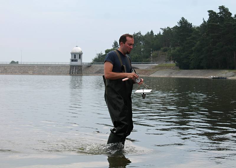 Hygienici měřili kvalitu vodu na plumlovské přehradě v pondělí 29.7. 2019