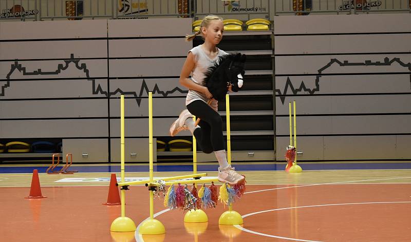 Závody v Hobby Horsingu v prostějovské hale Sportcentra DDM. 21.5. 2022