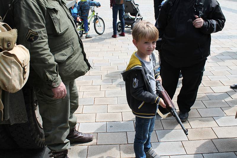 Historická vojenská technika na náměstí T. G. Masaryka v Prostějově. 4.5. 2019