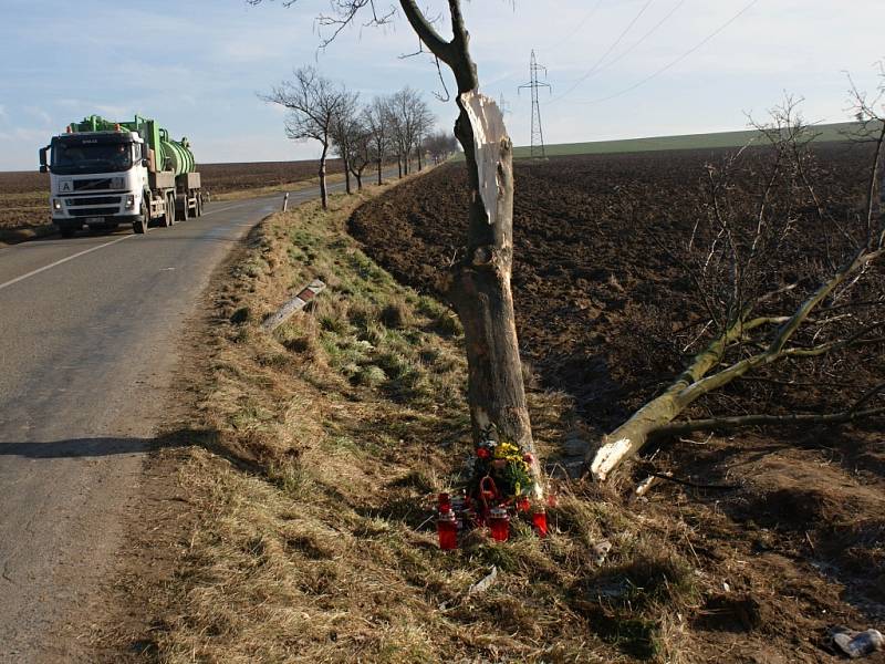 Na místě nedělní tragické nehody u Vícova se objevily květiny, fotografie a desítky svíček